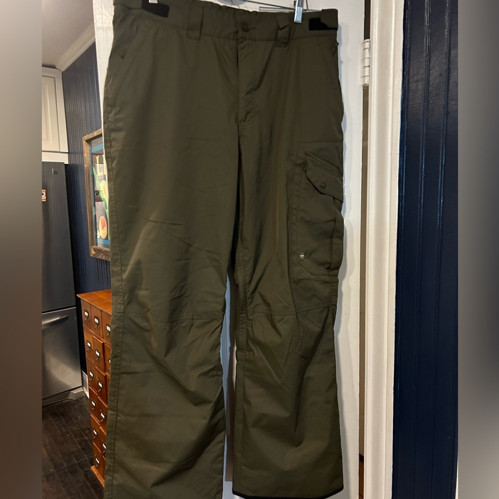 NWOT XL snowboard. No wear. Army green